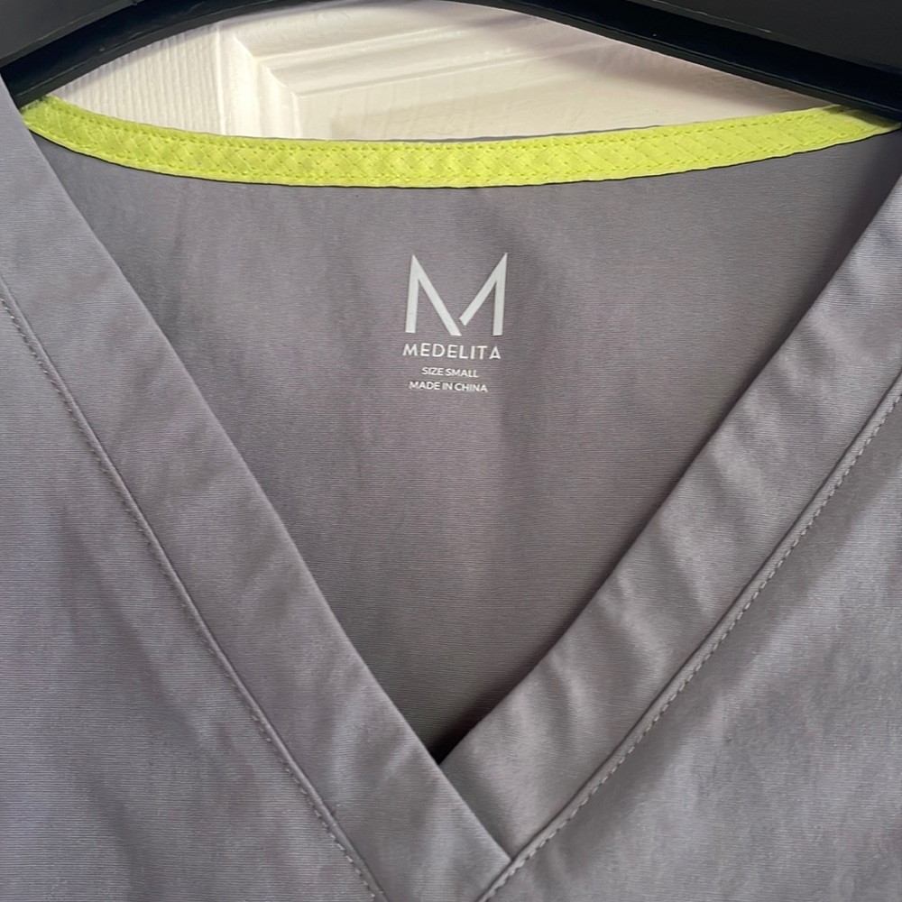 Medelita small scrub top